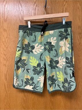 Men's Green Tropical Print Swim Trunks